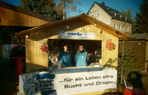Tombola der Leichtathleten auf dem Großolbersdorfer Weihnachtsmarkt. (Nadine Beck und Manja Groß)